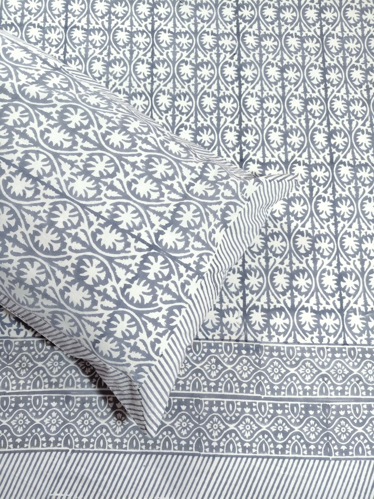 ♻️Pure Hand Block King Size Cotton Badsheet With 2 Zipped Reversable Pillow Covers